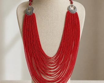 Handgefertigte, mehrreihige rote Perlenkette im Ethno-Boho-Stil, tschechische Rocailles