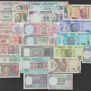 Könnte beinhalten: Eine Sammlung indischer Banknoten verschiedener Nennwerte, darunter 1, 2, 5, 10, 20, 50, 100, 200, 500 und 1000 Rupien. Die Scheine zeigen Porträts von Mahatma Gandhi und andere Bilder.