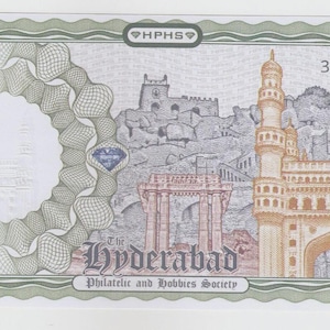 Op de afbeelding: Een groen-witte bankbiljet met de tekst "The Hyderabad Philatelic and Hobbies Society." De biljet toont een gedetailleerde illustratie van een gebouw met twee torens en een boog, en een berglandschap. De tekst "US 60" is zichtbaar.