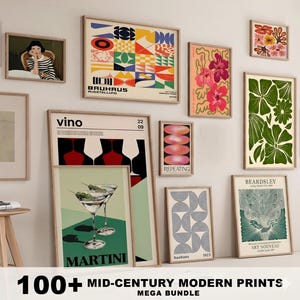 Pode incluir: Uma coleção de gravuras de arte moderna de meados do século emolduradas. As gravuras apresentam vários designs, incluindo padrões geométricos, motivos florais e ilustrações abstratas. O texto "100+ MID-CENTURY MODERN PRINTS MEGA BUNDLE" está na parte inferior.