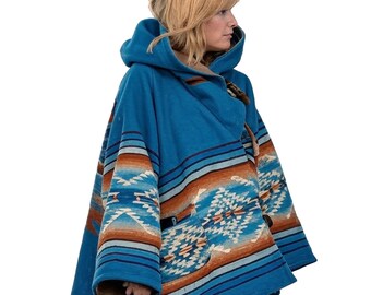 Cappotto invernale con cappuccio geometrico blu in stile western di Kelly Reilly Beth Dutton per donna