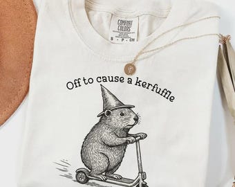 Camiseta "Lista para armar lío" con colores cómodos. Camiseta divertida con patinete y marmota. Camiseta de salud mental con animales graciosos. Camiseta sarcástica con humor para adultos.