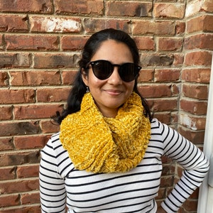 Women&#39;s Crochet Infinity Scarf, Warm Handmade Chunky Scarf, Winter Accessories, Gift for Mom Sister Daughter Friend