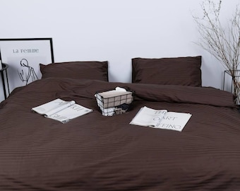 Luxe satijnen set met chocoladestreep – satijnen beddengoed met dekbedovertrek en kussenslopen, gestreepte dekbedovertrek, moderne slaapkamerinrichting