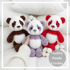 Puede incluir: Tres osos panda de ganchillo hechos a mano en blanco, marrón, morado y rojo. Los osos tienen ojos negros y están sentados sobre una superficie blanca. Los osos forman parte de una colección de artículos de ganchillo hechos a mano. El texto "Chubby Panda Crochet" está en un círculo.