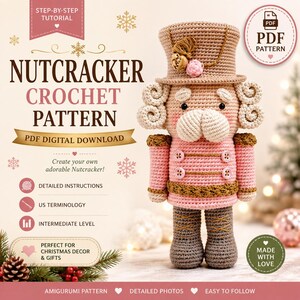 Peut inclure: Une poupée casse-noisette au crochet avec un haut-de-forme beige, des cheveux bouclés et une veste rose à quatre boutons. Le texte indique : NUTCRACKER CROCHET PATTERN, PDF DIGITAL DOWNLOAD, STEP-BY-STEP TUTORIAL, DETAILED INSTRUCTIONS, INTERMEDIATE LEVEL.