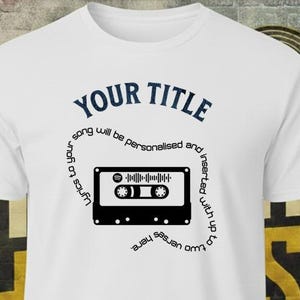 Op de afbeelding: Wit t-shirt met een zwart cassettebandje. De tekst "YOUR TITLE" staat boven de cassette, met de tekst "Lyrics to your song will be personalised and inserted with up to two verses here" eromheen.