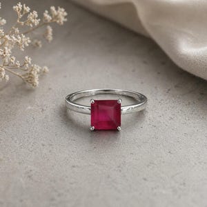 Zilveren vierkante robijnring, minimalistische edelsteenring, sierlijke beloftering, handgemaakte sieraden cadeau voor haar, stapelbare ring, elegante rode steen