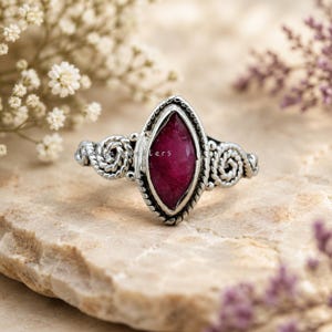 Anello in argento sterling con rubino a taglio marquise, gioiello in filigrana in stile boho.