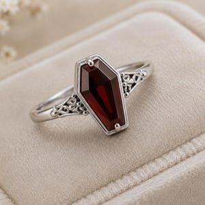Anillo de ataúd de granate rojo, anillo gótico chapado en plata 925, joyería, hecho a mano, regalo de estilo victoriano