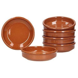 Può includere: Una collezione di ciotole rotonde color terracotta. Una ciotola è isolata, mentre altre sono impilate o disposte insieme. Le ciotole hanno un design semplice e classico, adatto a vari usi culinari.