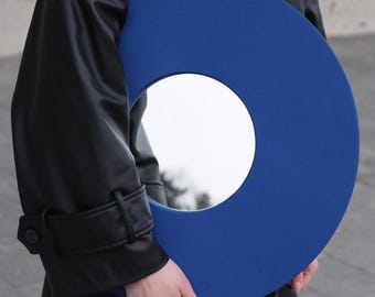 コバルトブルーのバウハウススタイルのユニークなミラー、ラウンドレトロスタイルのミラー、ブルーのアクセントウォールデコレーション、玄関やリビングルームのモダンな壁の彫刻、