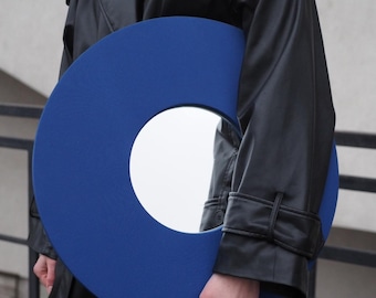 バウハウスブルーラウンドミラー、モダンジオメトリックウォールミラー、コバルトステートメントミラー、ミニマリストホームデコレーション、大型コンテンポラリーミラー