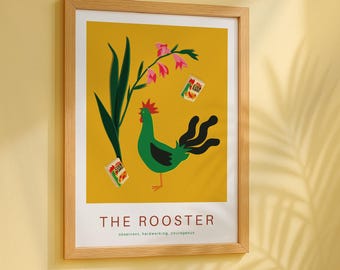 Op de afbeelding: Een ingelijste kunstprint met een groene haan-illustratie op een gele achtergrond. Het kunstwerk bevat een rode kam, zwarte staartveren en de tekst "THE ROOSTER". Extra elementen zijn roze bloemen en zwevende voedselpakketten.
