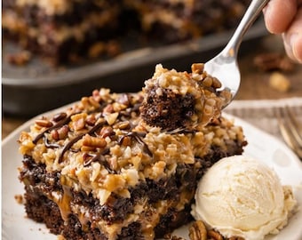 Recept på tysk choklad-pokekaka | Saftig choklad, kladdig kokos- och pekannötstopping (digital nedladdning)