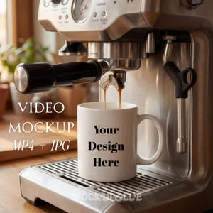 Pode incluir: Uma caneca de café branca com o texto "Your Design Here" está posicionada sob um bico de máquina de café, com café sendo derramado na caneca. A máquina de café é prateada e preta. As palavras "VIDEO MOCKUP MP4 + JPG" estão no lado esquerdo da imagem.