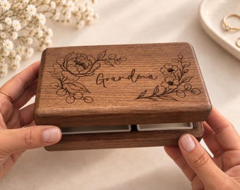 Personalisierte Schmuckschatulle aus Holz, Schmuckorganizer mit Namensgravur, Schmuckschatulle mit Blumenmuster, Geschenk für Mama, Oma, Geburtstagsgeschenk