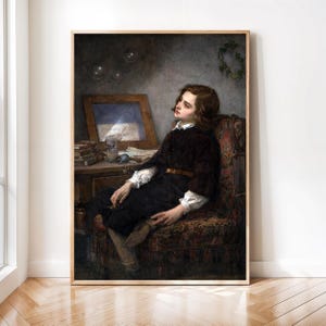 Puede incluir: Retrato vintage enmarcado de una persona sentada en un sillón estampado, mirando hacia arriba. La persona viste ropa oscura con una camisa de cuello blanco. A la izquierda hay un escritorio con libros, un espejo y un jarrón de cristal. Burbujas flotan en el fondo.