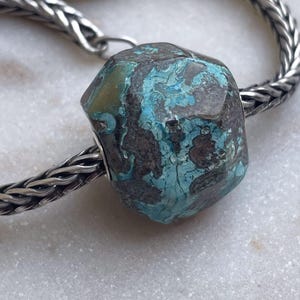 Perla a forma di fungo in diaspro oceanico, perla centrale con motivo a sfera lucida, turchese grigio-blu