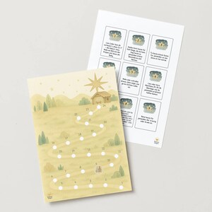 Puede incluir: Dos hojas impresas con un fondo amarillo claro. Una hoja presenta un camino con puntos numerados, una estrella y una pequeña ilustración de una casa. La otra hoja tiene pequeños cuadrados ilustrados con texto. El tema general es un calendario de adviento navideño.