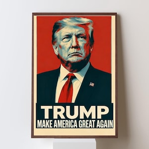 Może przedstawiać: Oprawiony plakat z portretem mężczyzny w garniturze i czerwonym krawacie na czerwonym tle. Plakat zawiera imię "TRUMP" i hasło "MAKE AMERICA GREAT AGAIN" w białym tekście.