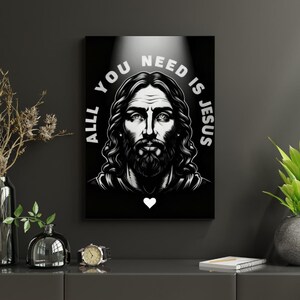 Könnte beinhalten: Schwarz-Weiß-Porträt von Jesus mit langem Haar und Bart, umgeben vom Text "ALL YOU NEED IS JESUS". Unter dem Porträt befindet sich ein weißes Herz. Das Bild wird vor einem schwarzen Hintergrund gezeigt.