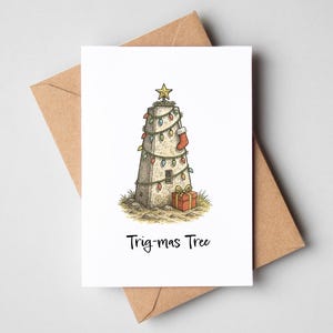 Könnte beinhalten: Weihnachtskarte mit einer Illustration eines trigonometrischen Turms, der in einen Weihnachtsbaum verwandelt wurde. Er ist mit Lichterketten, einem Stern und einem Strumpf geschmückt. Eine kleine Geschenkbox befindet sich am Fuß. Der Text "Trig-mas Tree" steht darunter.