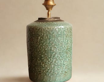 Pied de lampe en céramique verte | Fabriqué à la main avec une plate-forme en ciment coulé à la main | Style d'inspiration chinoise | Lampe à poser