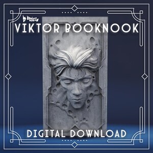 Può includere: Un fermalibri rettangolare grigio con una scultura in rilievo di un volto dai capelli stilizzati, circondato da texture organiche porose. Il testo VIKTOR BOOKNOOK e DIGITAL DOWNLOAD è stampato in bianco, incorniciato da un bordo bianco.