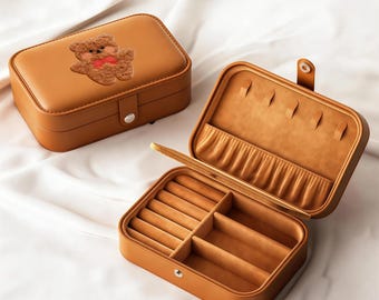 Kleine Kunstleder Schmuckschatulle mit Bär Stickerei - Filzgefütterter Organizer