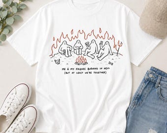 Camiseta "Yo y mis amigos ardiendo en el infierno" de Comfort Colors, camiseta divertida con humor negro y meme Y2K, camiseta con estética gótica retro para amigos.