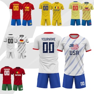 Puede incluir: Una colección de camisetas de fútbol en varios colores, cada una con la bandera de un país, la palabra "YOURNAME" y el número "00". Las camisetas representan a España, Rumanía, Colombia, Alemania, Portugal y EE. UU.
