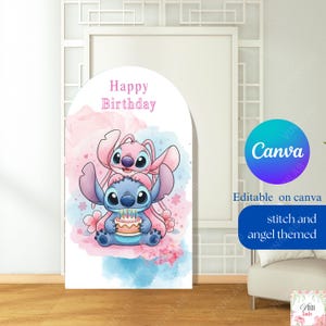 Op de afbeelding: Een witte, boogvormige verjaardagsachtergrond met een aquarel illustratie van Stitch en Angel. Het ontwerp bevat de tekst "Happy Birthday" en is bewerkbaar op Canva. Het thema is Stitch en Angel.