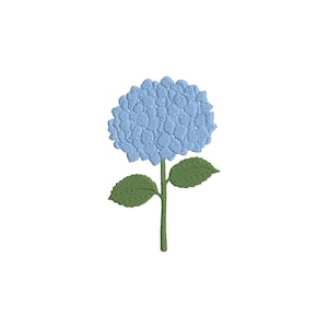 Op de afbeelding: Geborduurd ontwerp van een lichtblauwe hortensia bloem. De bloemkop heeft een getextureerde, afgeronde vorm, met een groene stengel en twee groene bladeren. Het ontwerp is geplaatst tegen een witte achtergrond.