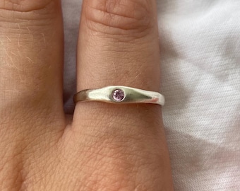 Anel personalizado feito à mão com pedra de nascimento em prata de lei 925