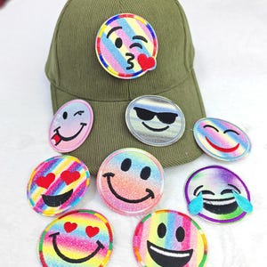 Juego de 9 parches bordados con caritas sonrientes, apliques coloridos termoadhesivos para ropa y bolsos (6,3 cm)