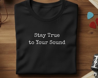 T-shirt med "Stay True To Your Sound", minimalistisk musiktröja, inspirerande grafisk t-shirt, musikälskare, estetiskt citat, unisex komforttröja
