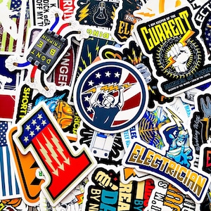 Könnte beinhalten: Eine Sammlung farbenfroher Aufkleber mit elektrischen Themen. Designs umfassen einen Blitz, einen Elektriker, der einen Blitz hält, und die Wörter "Current" und "Electrician". Die Aufkleber haben rote, blaue, gelbe und weiße Farben.