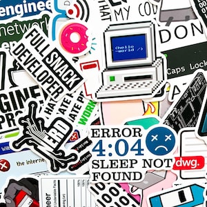 Op de afbeelding: Een verzameling kleurrijke stickers met diverse ontwerpen en tekst. Stickers bevatten een gepixelde computer met "hello world", een roze donut en zinnen als "Full Snack Developer" en "Error 4:04 Sleep Not Found."