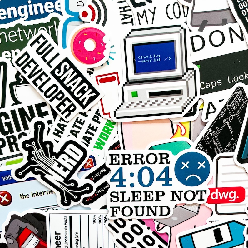 Op de afbeelding: Een verzameling kleurrijke stickers met diverse ontwerpen en tekst. Stickers bevatten een gepixelde computer met "hello world", een roze donut en zinnen als "Full Snack Developer" en "Error 4:04 Sleep Not Found."
