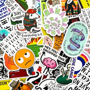 Peut inclure: Un assortiment d'autocollants colorés avec divers motifs et textes. Les autocollants incluent un rat avec un chapeau, un serpent avec une boisson, un visage triste et les mots "HA HA HA".