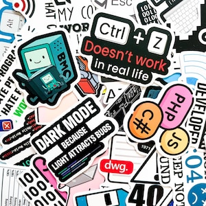Può includere: Una collezione di adesivi colorati con temi tecnologici e di programmazione. Gli adesivi includono testi come "Ctrl + Z Doesn't work in real life" e loghi di linguaggi di programmazione.