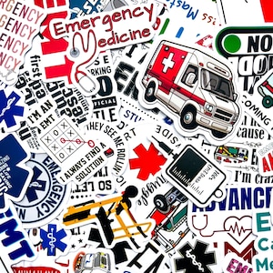 Op de afbeelding: Een verzameling stickers met thema's van de spoedeisende geneeskunde. De stickers tonen een ambulance, een stethoscoop, een rood kruis en tekst zoals "Emergency Medicine", "I'm an EMT" en "I always find a solution". De stickers zijn wit met rode, zwarte en blauwe accenten.