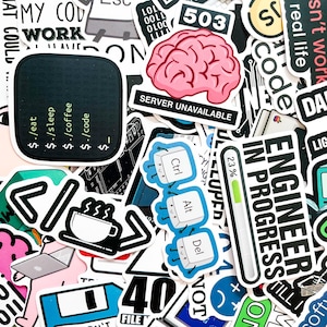 Op de afbeelding: Een verzameling kleurrijke stickers met verschillende technische ontwerpen. Bevat stickers met tekst als "Engineer in Progress", een roze hersenen en opdrachtprompt. Andere stickers tonen toetsenbordtoetsen en binaire code.