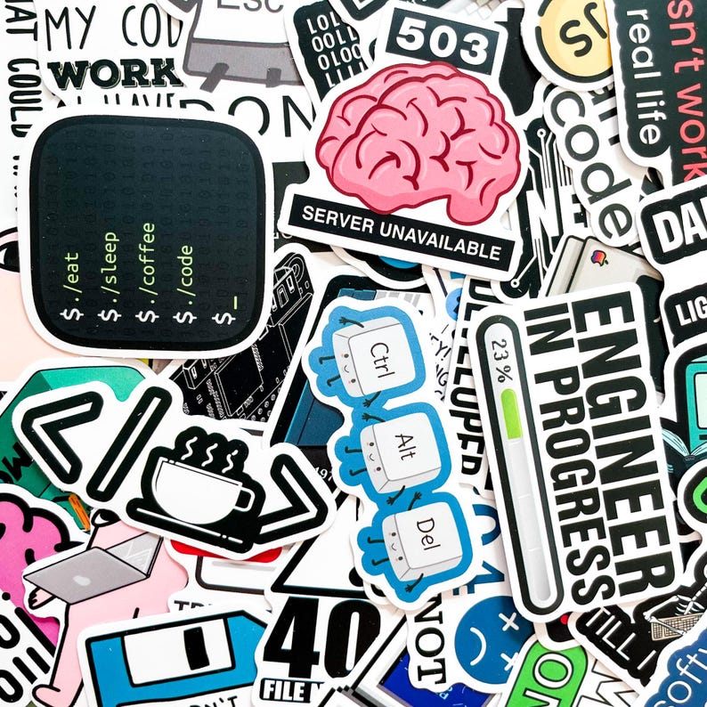 Op de afbeelding: Een verzameling kleurrijke stickers met verschillende technische ontwerpen. Bevat stickers met tekst als "Engineer in Progress", een roze hersenen en opdrachtprompt. Andere stickers tonen toetsenbordtoetsen en binaire code.