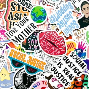 Op de afbeelding: Een verzameling kleurrijke stickers met diverse ontwerpen en tekst. Stickers bevatten zinnen als "Love Your Mother", "Empower Women" en "Social Justice is Real Justice". Andere stickers tonen afbeeldingen van de aarde, zonnebrillen en een vuist.