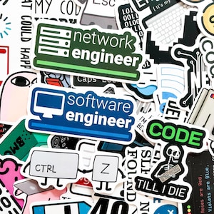 Op de afbeelding: Een verzameling kleurrijke stickers met verschillende tech-gerelateerde ontwerpen. Stickers met de woorden "network engineer" en "software engineer", samen met toetsenbordtoetsen, code en een skelet met een toetsenbord. De stickers zijn in verschillende kleuren.