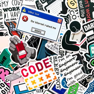 Op de afbeelding: Een verzameling kleurrijke stickers met diverse ontwerpen en tekst. E&eacute;n sticker lijkt op een computerfoutmelding met de tekst "the internet ruined me". Andere stickers tonen de woorden "CODE", "SLEEP NOT" en "I'm an Engineer."