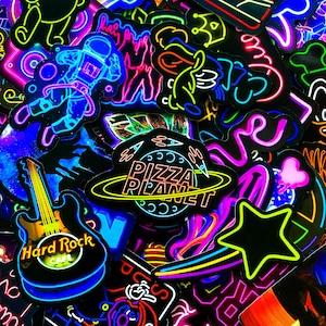 Può includere: Una collezione di adesivi in stile neon su sfondo nero. I disegni includono un astronauta, una chitarra con il testo "Hard Rock Cafe", un logo "Pizza Planet" e una stella cadente. Gli adesivi presentano colori vivaci come blu, rosa, giallo e verde.