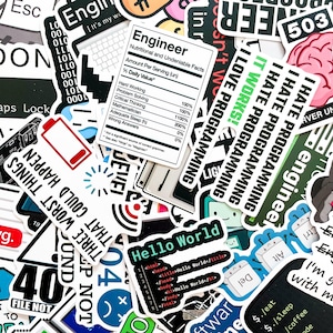 Op de afbeelding: Een verzameling witte en zwarte stickers met diverse ontwerpen en tekst. Sommige stickers bevatten programmeergerelateerde zinnen zoals "Hello World" en "I Hate Programming". Andere bevatten een batterij-icoon, een hersen en een voedingswaardelabel voor een engineer.